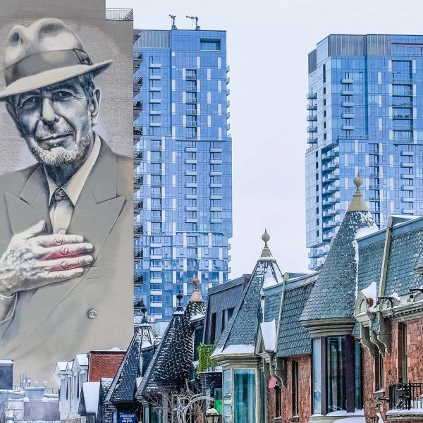 Une peinture murale représentant un homme avec un chapeau se trouve sur un bâtiment.