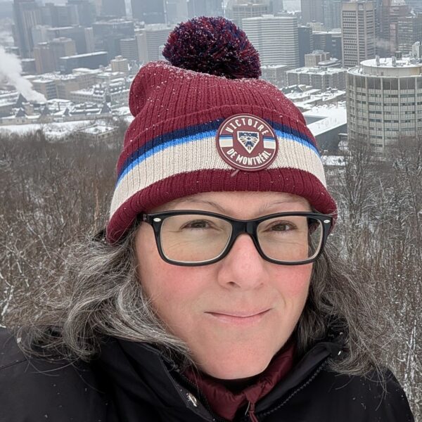 Lesley Thompson Founder MTL Detours Lesley Thompson, fondatrice la société d'excursions à pied MTL Detours, admirant le centre-ville de Montréal depuis le mont Royal en hiver.